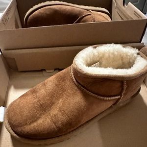 Ultra Mini Uggs Chestnut, sz 8 women’s, never worn